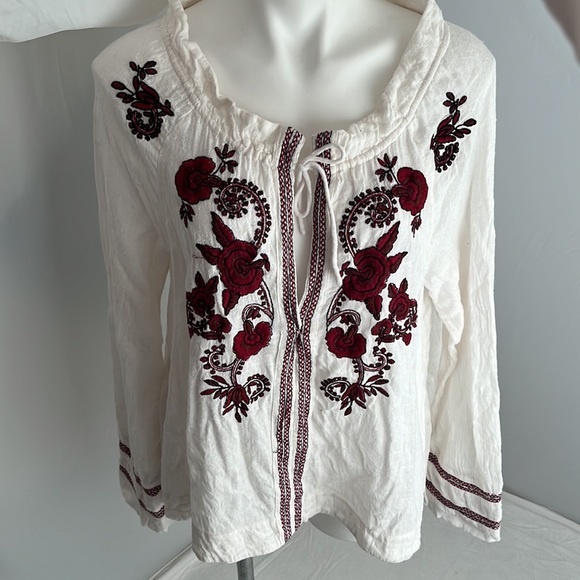 Free People off-white floral embroidery boho tunic top with keyhole neckline